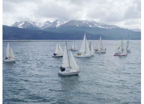 Con la participación de 12 yates, se efectuó en la bahía de Puerto Williams, la tradicional regata internacional en conmemoración a los 57 años de la fundación de la ciudad capital de la provincia Antártica.